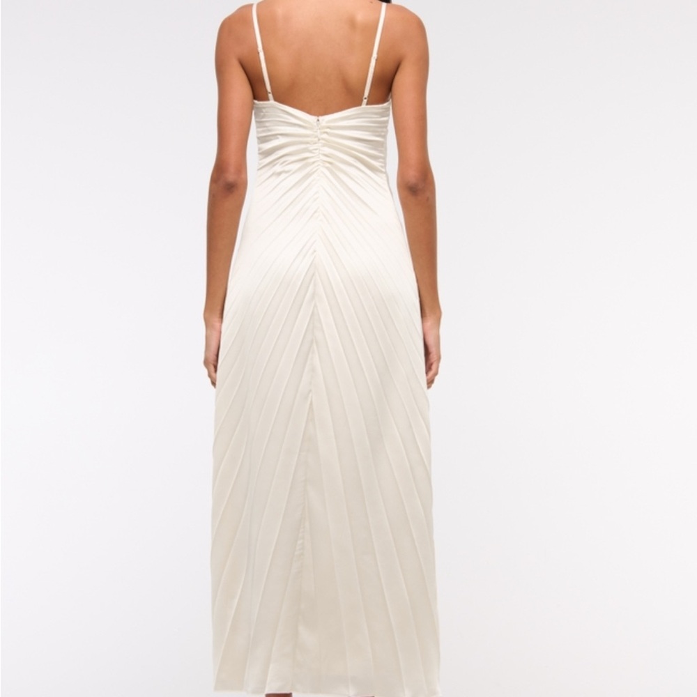 The A&F Giselle Sunburst Pleated Maxi Dress - Picture 3 of 9